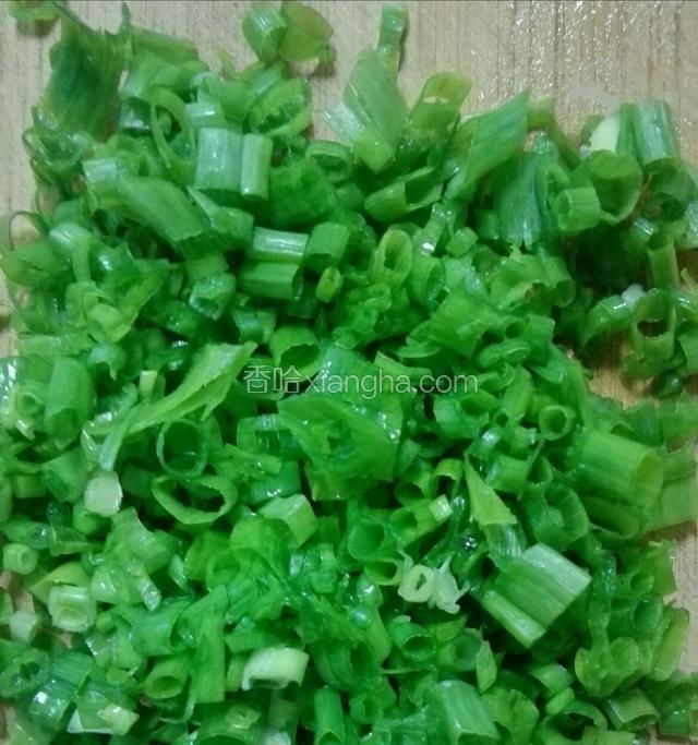 洗净的葱花切碎