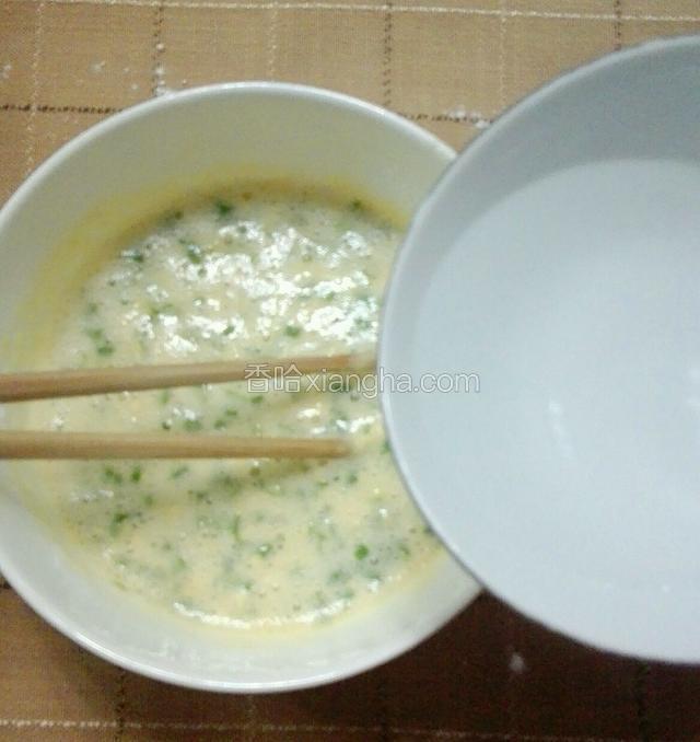 搅拌均匀后用小碗加半碗水再搅拌