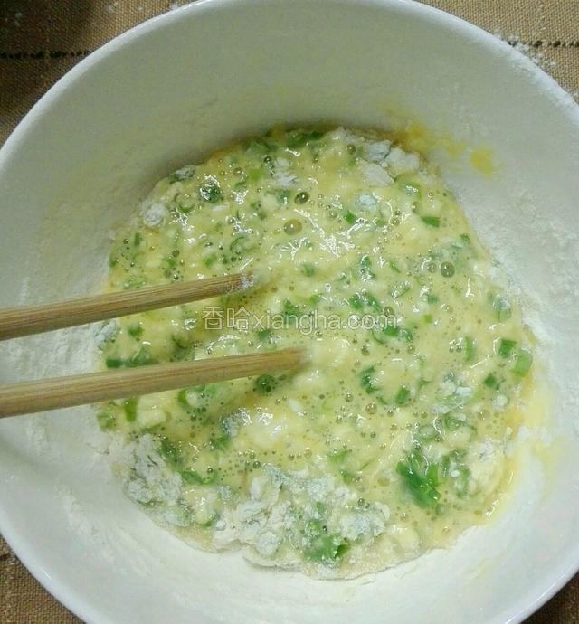 再一点点分批加入面粉搅拌，看黏稠度适当加水