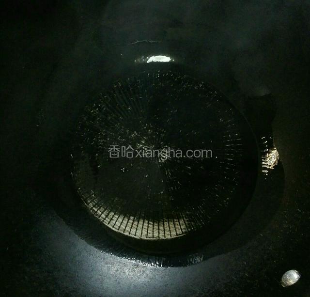然后起油锅，放入一勺油。最好用平底不沾锅，我用的是炒菜锅。