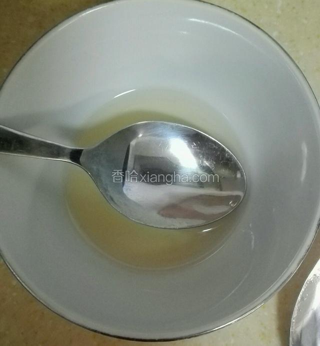 把油烧热后倒进小碗里备用