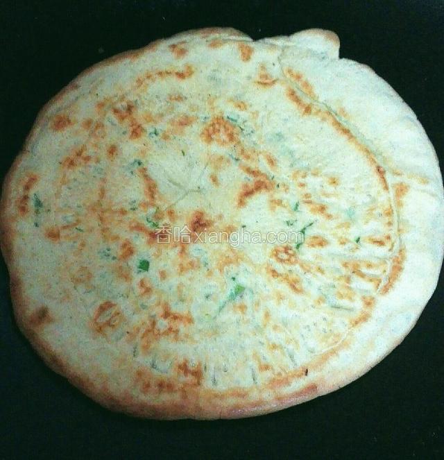 盖上锅盖，一分钟左右就可以看见饼四周微微翘起，这样就可以用锅铲翻面煎另一面了