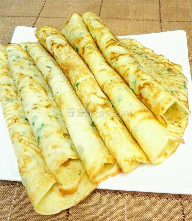这样一块饼就做好了，盛盘再接着做后面的，把事先烧热后的油沾几滴到锅里转圈均匀，后面的步骤都一样了，十分钟左右一盘香喷喷的鸡蛋葱花饼就出炉了。