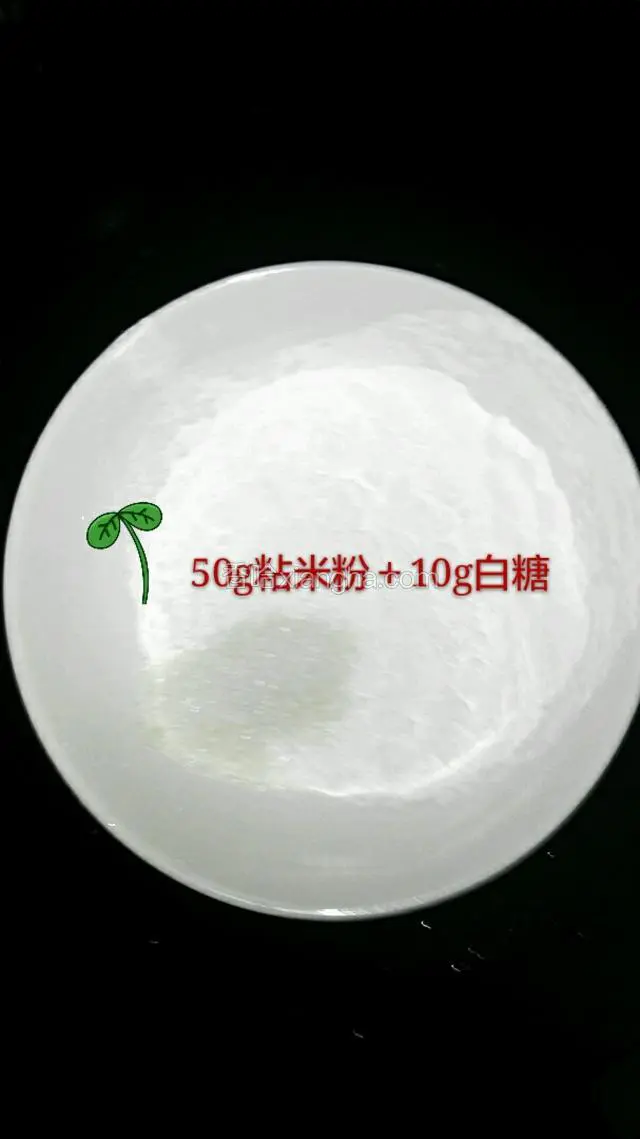 准备一个容器放入50g粘米粉和10g白糖，加入55g的水拌匀。