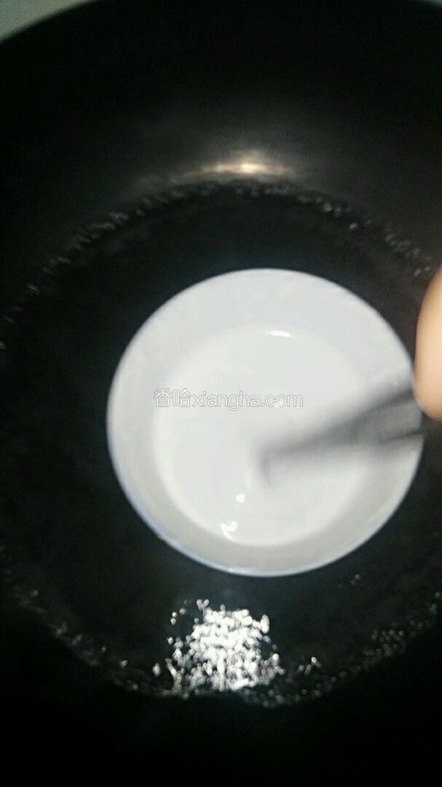水在加热，碗里的面糊要用筷子不停的搅拌。
