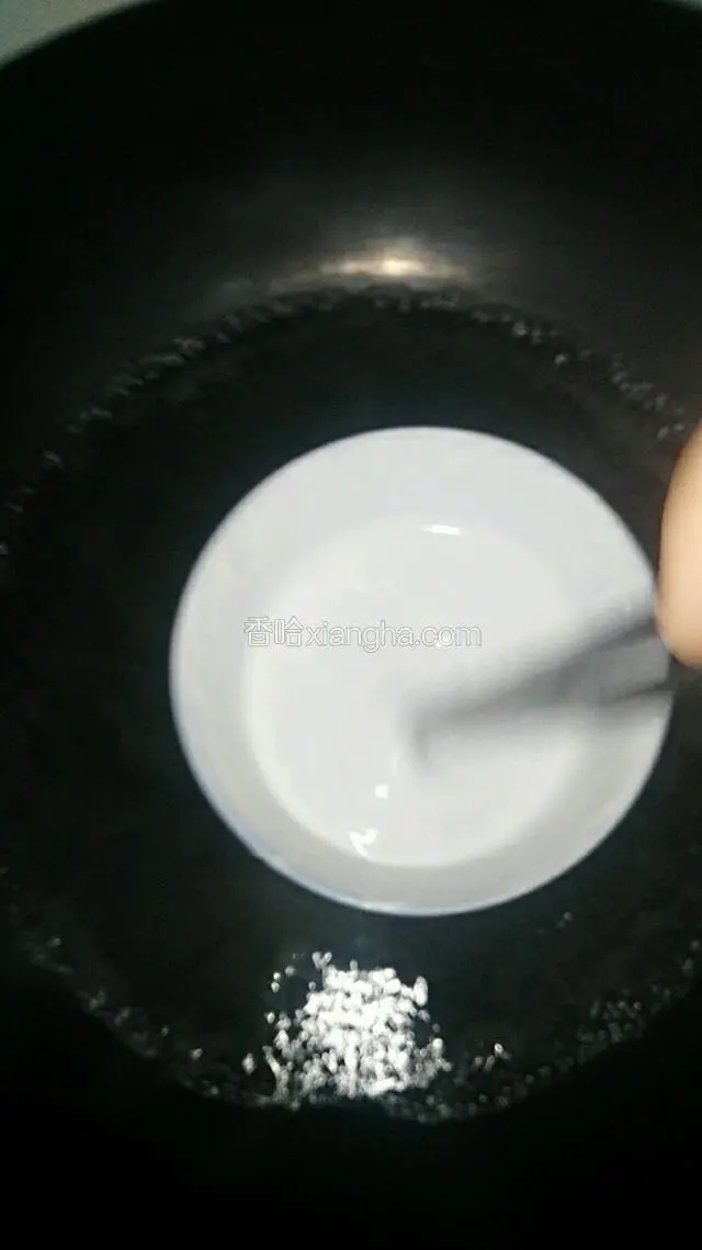 水在加热，碗里的面糊要用筷子不停的搅拌。