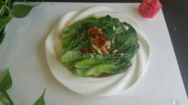 锅中加入少许油烧热，可以加几粒花椒粒炸香，关火浇在蒜末上即可