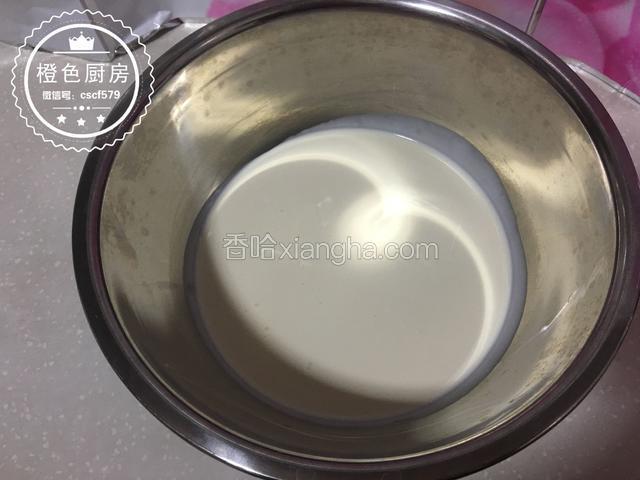 动物淡奶油200g倒入无水无油的盆中