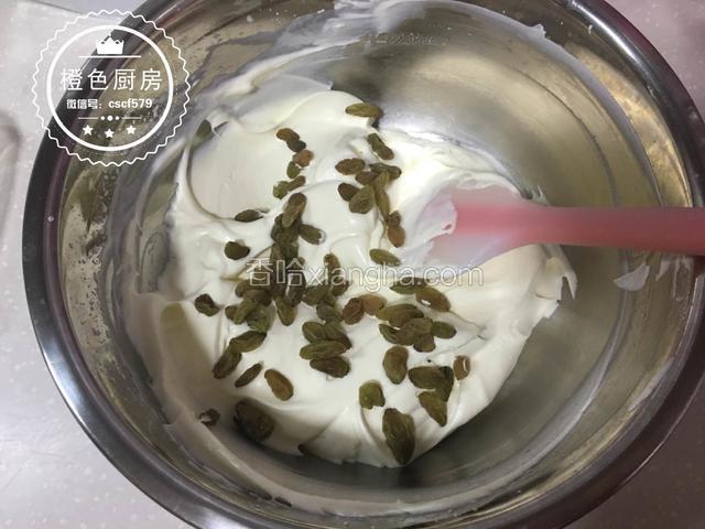 加入适量葡萄干。（加入其它果酱也行，根据自己口味添加，如果加入草莓酱，50g就行）