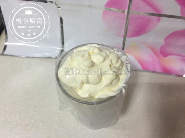 找一个大的裱花带放在瓶子里，装入奶油酸奶
