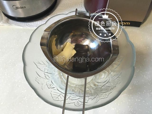 取两块大德芙巧克力加上14g黄油，隔40度（人体温差不多）热水，搅拌融化（水不要开水，不然会烫坏巧克力，做出来的巧克力酱没有光泽）如果融化过后的巧克力不够丝滑，可以适量加色拉油搅拌