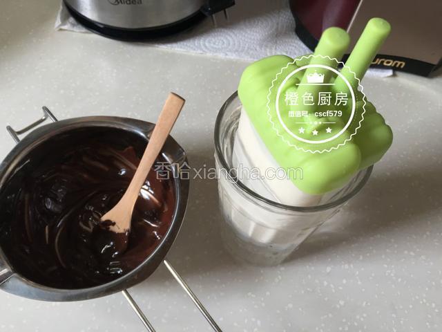 取一杯凉水，将雪糕模具放进凉水中，1分钟后就可以脱模了，特别简单哦（一般人我不告诉他--）