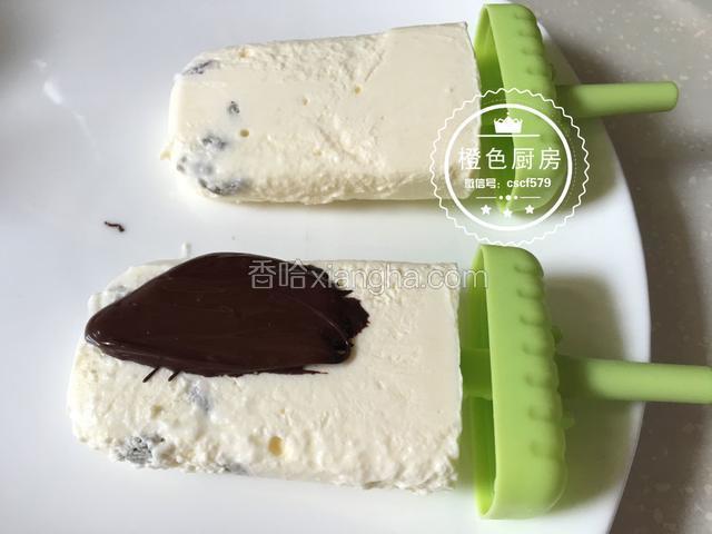 融化好的巧克力均匀挤在酸奶雪糕上