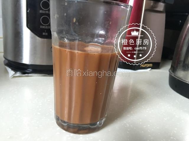 碗里剩余的巧克力不要浪费哦，热水一冲，就是一杯赞赞的可可了