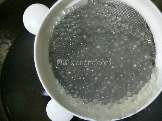 用煮过的凉水洗一下，再过滤去水份，
