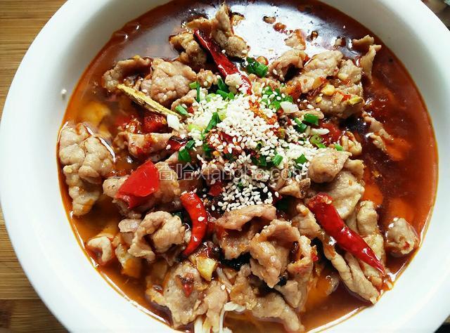 将肉片上依次放入剩下的蒜，辣椒粉，葱花和白芝麻