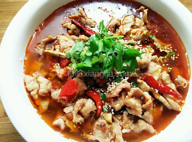 撒上香菜，滴上几滴芝麻油，一盘香味扑鼻的水煮肉片就做好了