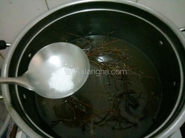 汤水只剩一半时，浸泡过的鸡骨草灵芝已出味，调入适量食盐即可饮用。