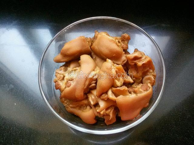 在高压锅里炖20分钟，然后把猪肉捞出。