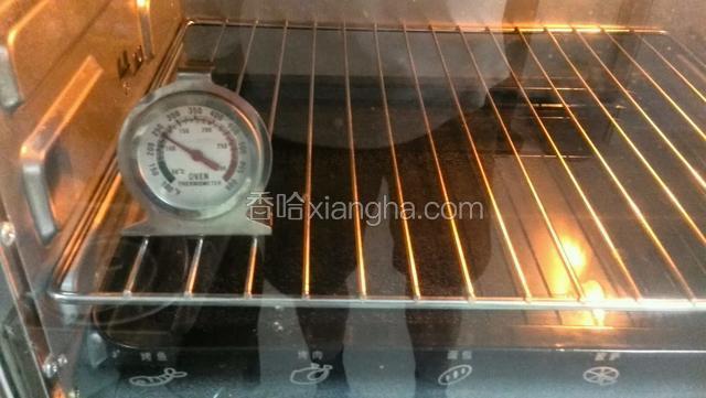 烤箱预热温度175度时间10分钟，我的温度计显示120度烤盘同时放水，因为用水浴法烤制。