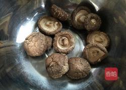 香菇炖鸡的做法图解1