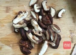 香菇炖鸡的做法图解2