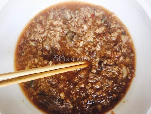 把鱼骨全部挑干净，这一点很重要，拿个小勺子，一点一点挑到另一个容器里。鱼肉用筷子绞碎成鱼绒。