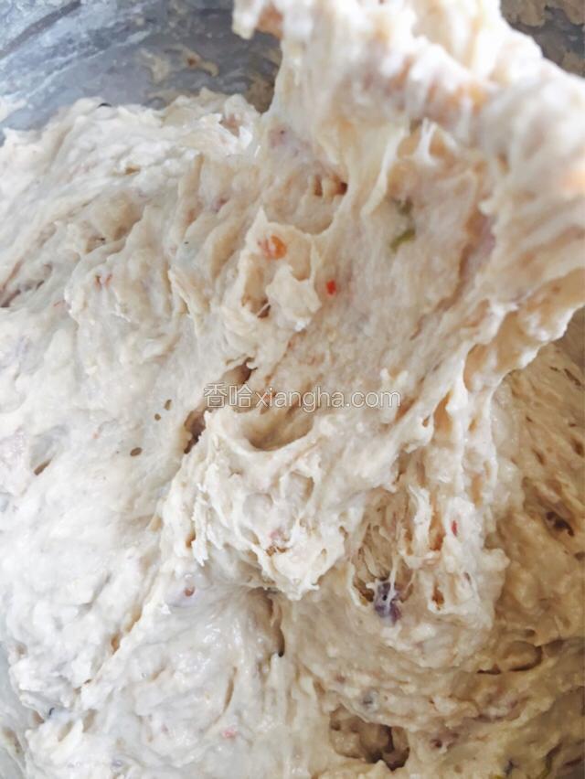把面和鱼肉汤充分搅拌均匀。因为鱼汤中已经含很多调料，包括盐，所以不用再加其它调味品了。