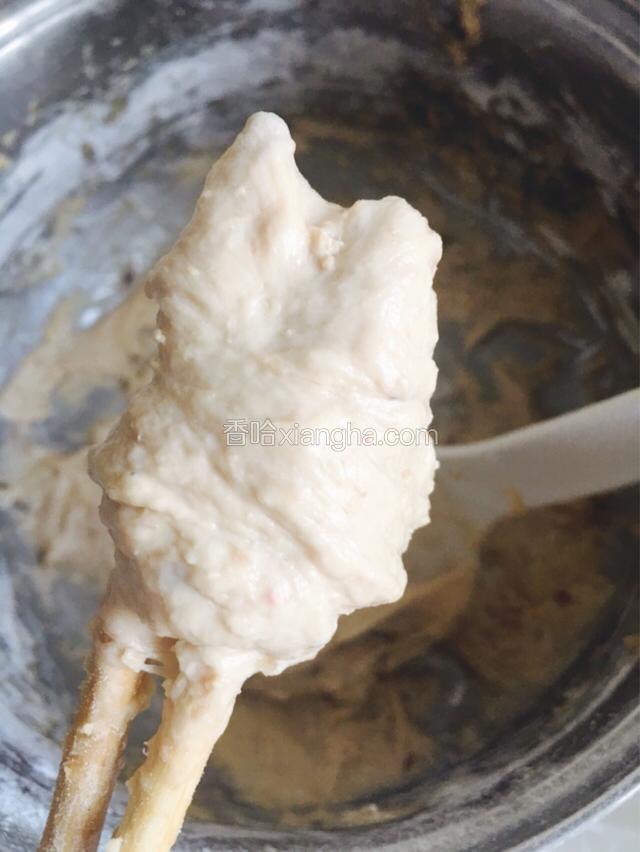 面用筷子挑起不掉，黏度就正合适，可以适量加水或者面调整。