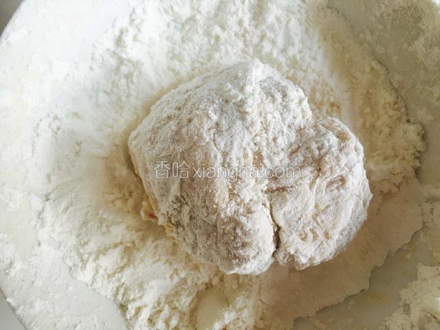 用筷子夹入鸡蛋大小的面，用薄面包裹。