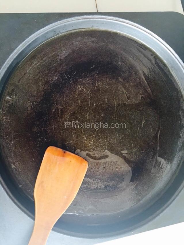 电饼铛内倒入植物油预热一分钟。