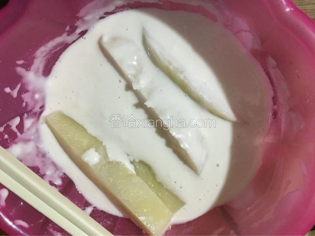放入面糊中裹匀