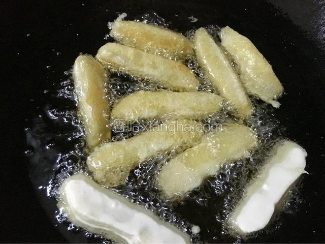 第一次炸制定型捞出，油升温至6～7油温后炸第二次炸制金黄色