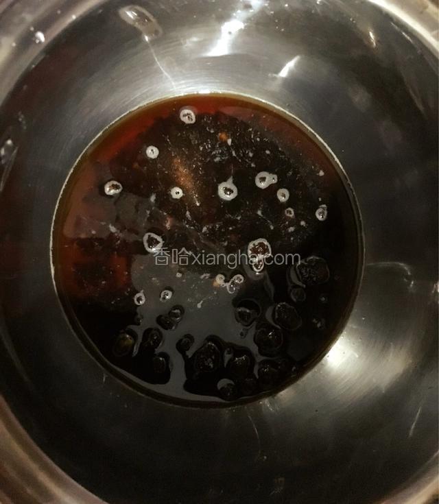 取一个锅放入红糖和少许水加热搅拌