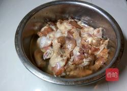 土豆炖鸡翅根的做法图解1