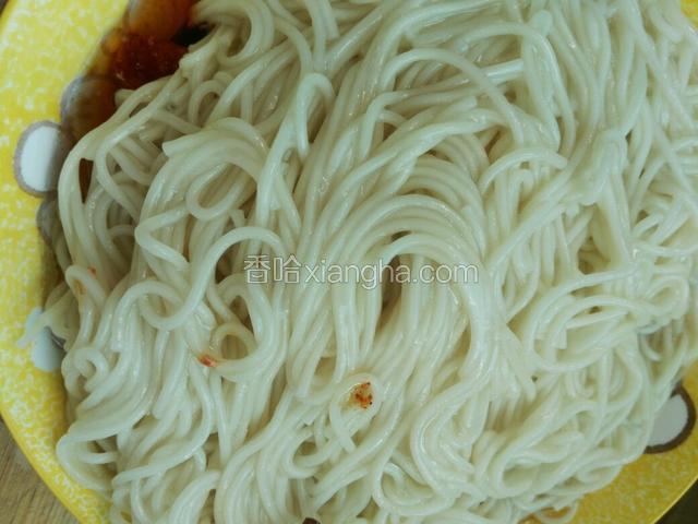 面条捞出沥水，放入调料搅拌