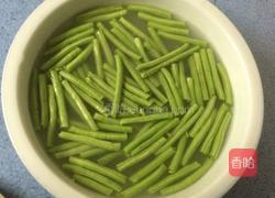 豆角炒肉饼的做法图解2