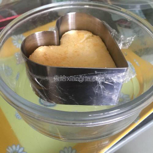 将放好蛋糕片的模具放在平底保鲜盒里。