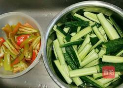 秘制黄瓜条（麻辣清爽）的做法图解2