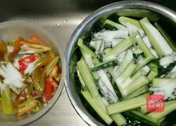 秘制黄瓜条(麻辣清爽)的做法图解3