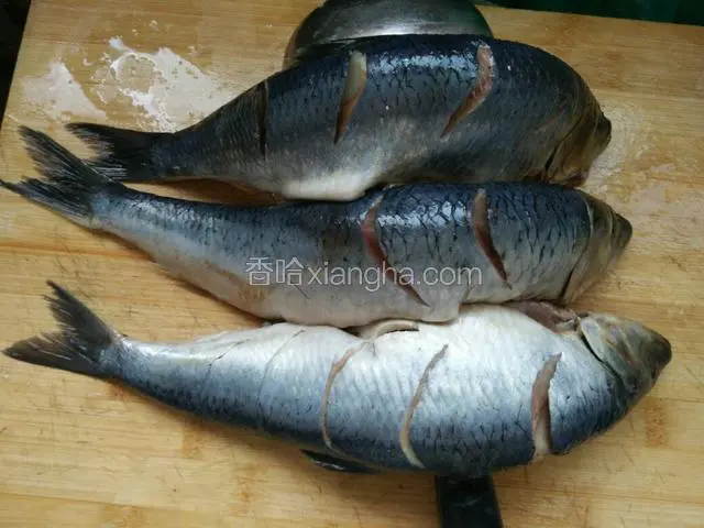 把鱼的两面打上花刀，而且要斜着打，不要很深