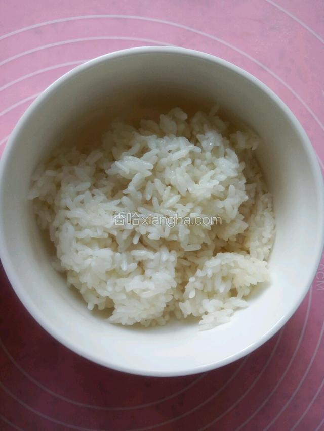 米饭提前蒸好，我是用的江米和大米混合蒸的，比例2:1,江米2,大米1