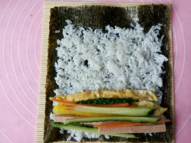 依次摆上萝卜条，黄瓜条，胡萝卜条，鸡蛋条