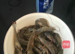 啤酒煮虾的做法图解1