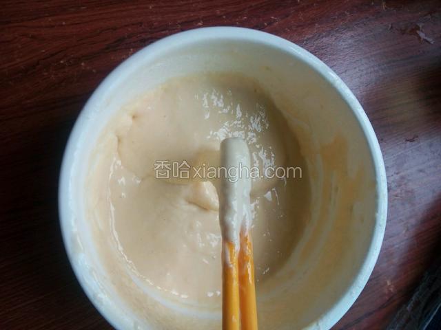 把鸡蛋打在面粉碗里搅拌，加少量水