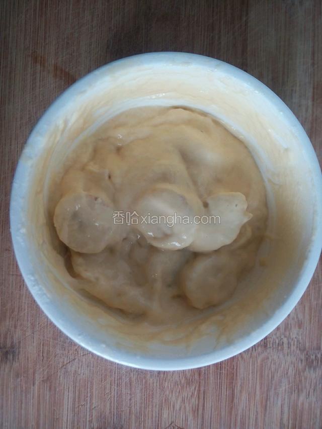 把切好香蕉放在面粉糊里