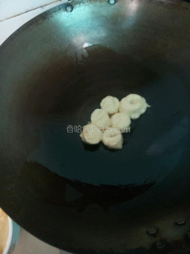 锅里放少量油烧热，小火煎香蕉片（要是平底锅煎会更好）