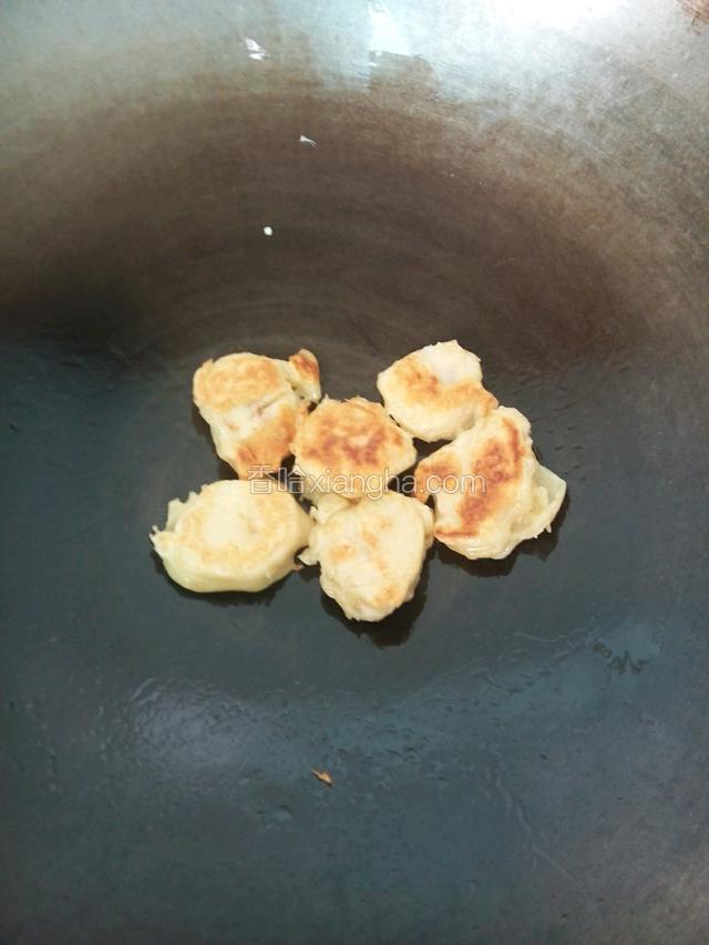 煎黄一面，再煎另一面，两面煎金黄色，出锅放在吸油纸，吸去多余的油。（后面一样煎法）