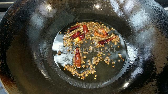 铁锅热油，放入红椒和青麻椒爆香