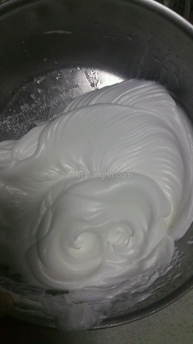 蛋清打至奶油状，不流动即可